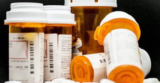 Prescription bottles that could result in a medication error.